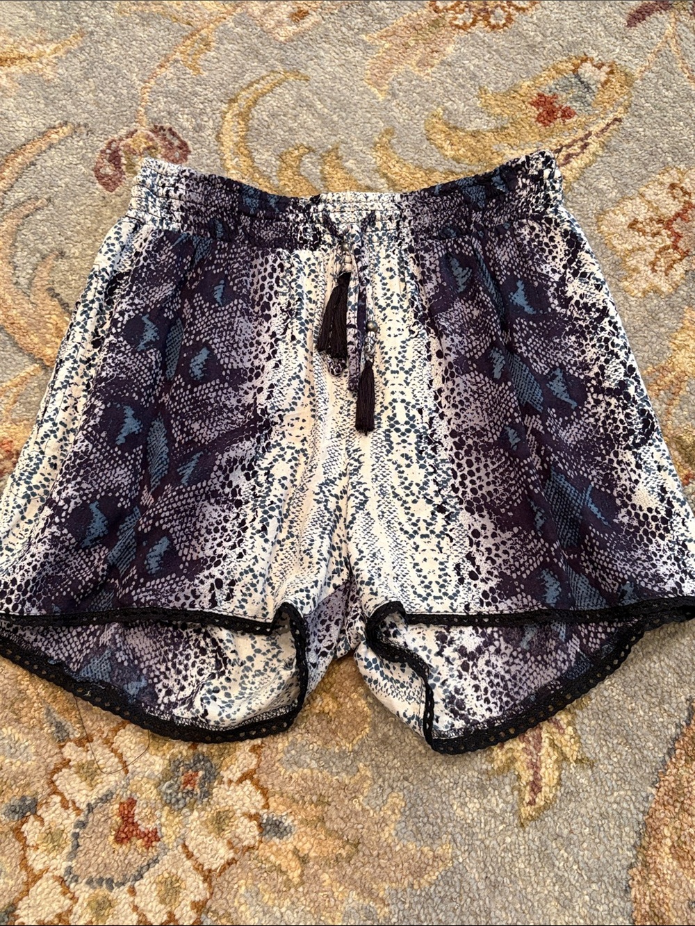 ✨ LIKE NEW ✨ Women's Blue Snake-Print Drawstring Shorts, SMALL